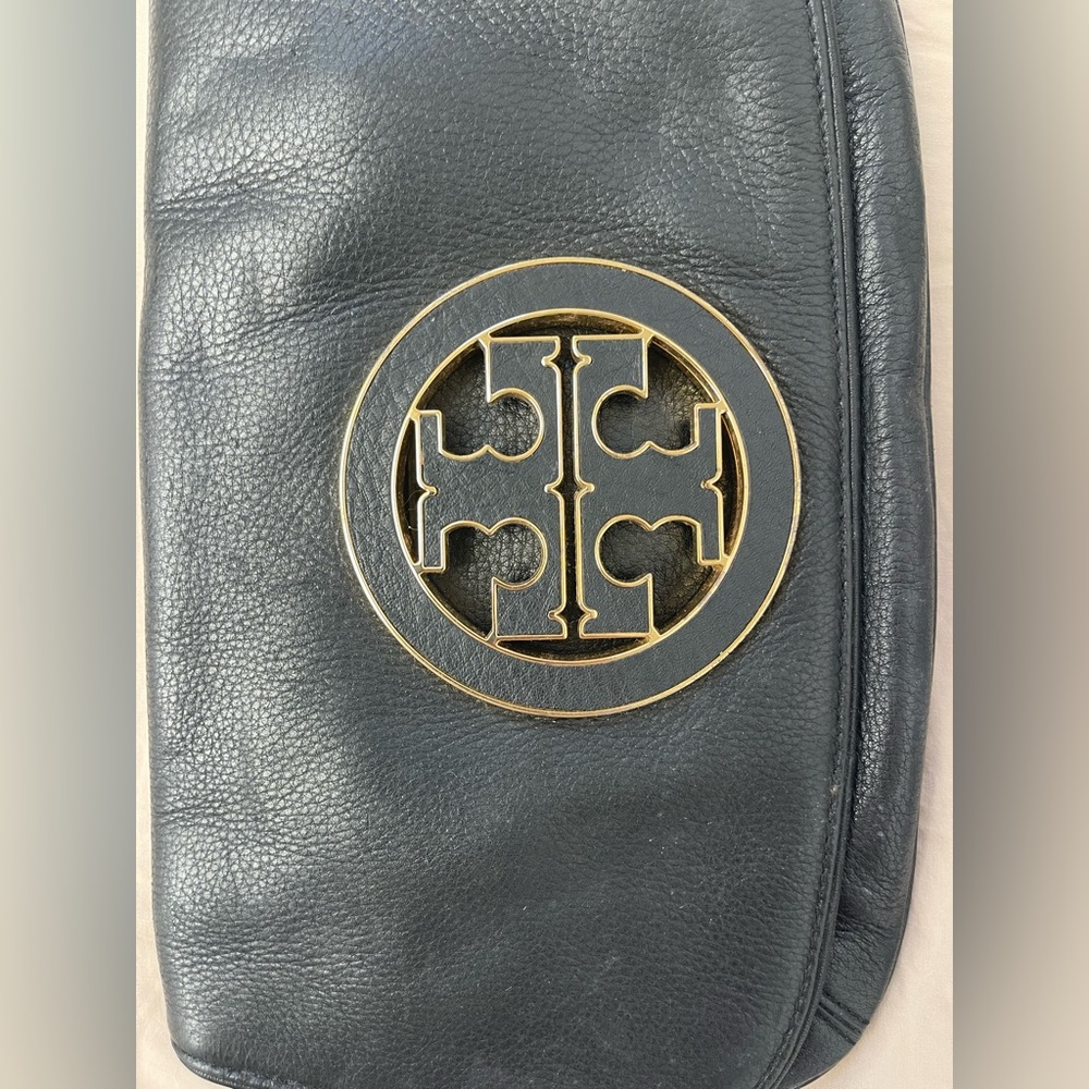 Tory Burch black Reva leather clutch in great preowned condition - Picture 2 of 8